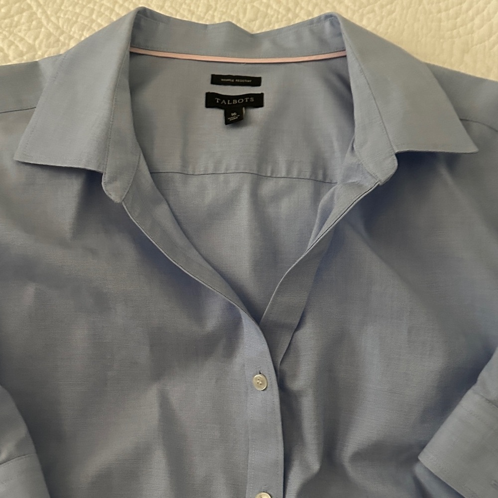 Talbots woman’s Light Blue Casual Button-Down Shirt 16 wrinkle resis.short sleev